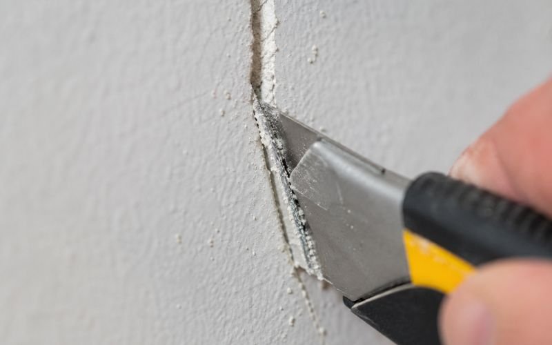 Opening a wall crack before applying filler