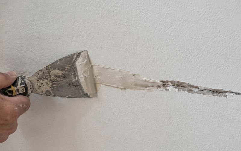 Applying flexible filler into a wall crack
